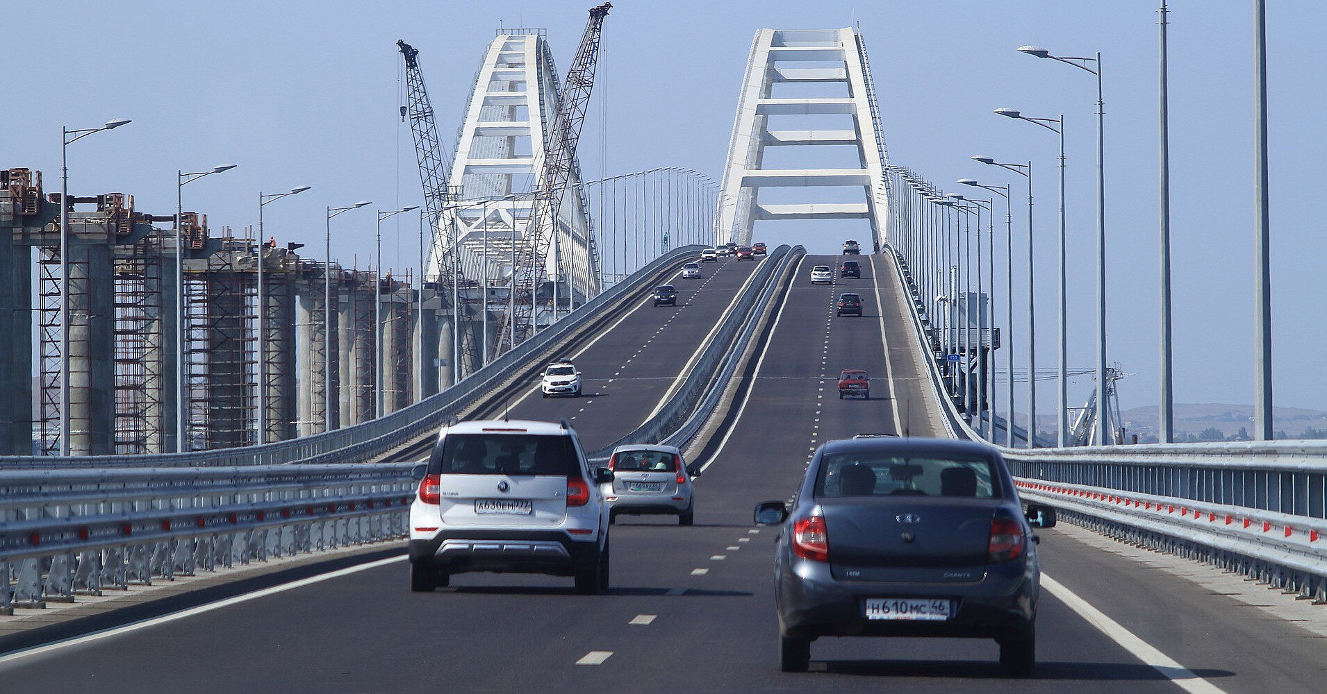 Російські бонові загородження біля мосту через Керченську протоку затонули