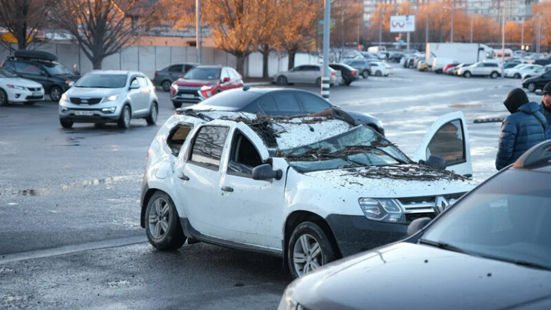 Неподалік ТЦ «Караван» у Дніпрі дерево мало не розчавило дві автівки та людину