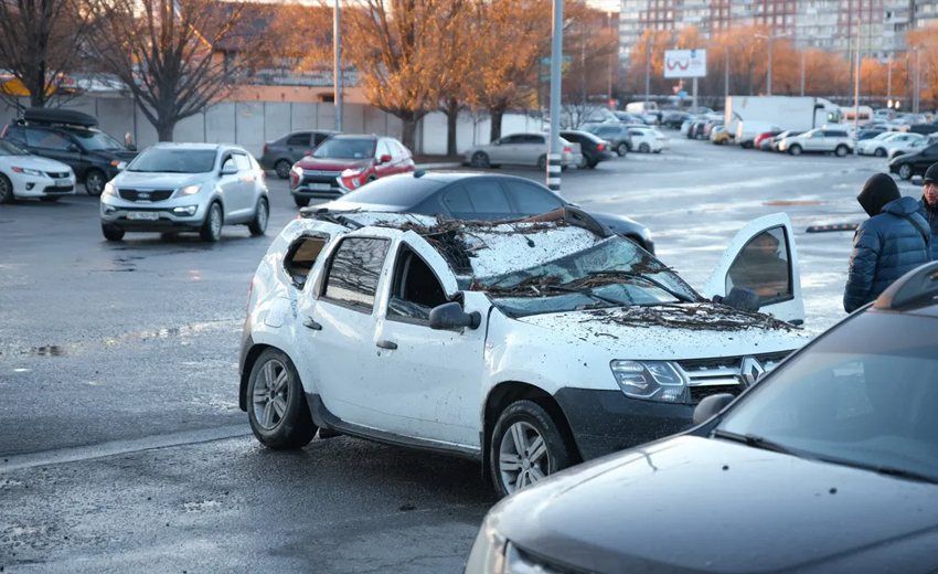 Неподалік ТЦ «Караван» у Дніпрі дерево мало не розчавило дві автівки та людину