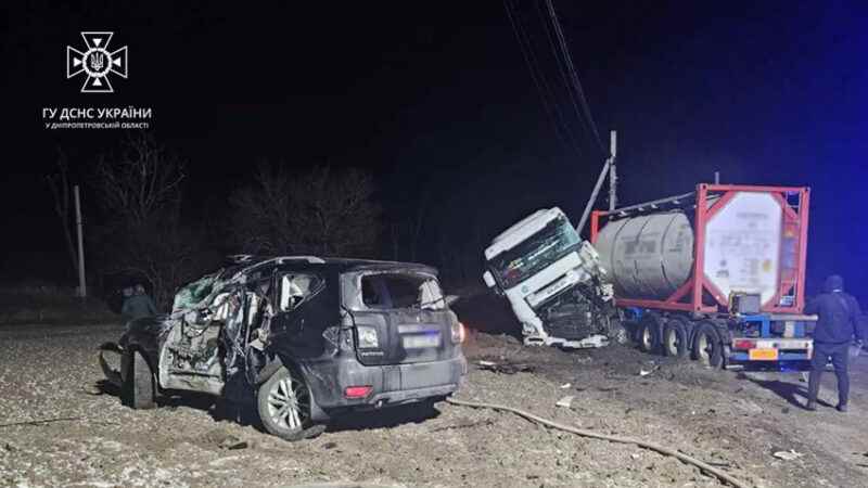 Зіткнулись дві вантажівки та легковик: деталі потрійної ДТП з постраждалими у Дніпровському районі