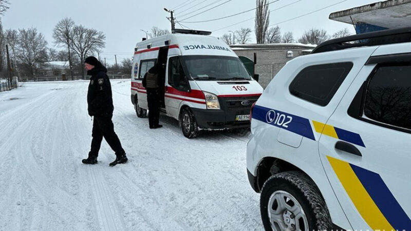 У Новомосковському районі поліцейські продовжують допомагати водіям долати негоду