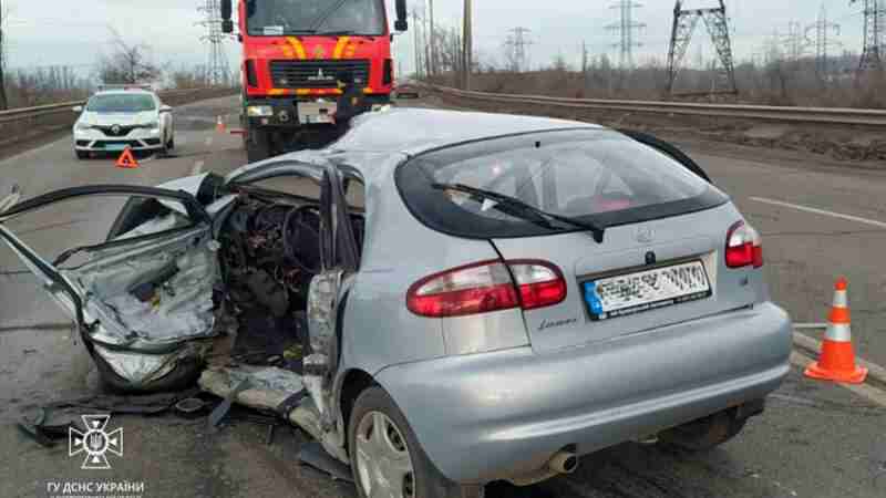 На Дніпропетровщині вантажівка зіткнулася з Daewoo: водія затисло в салоні