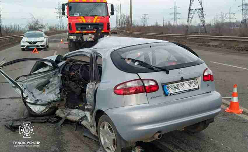 На Дніпропетровщині вантажівка зіткнулася з Daewoo: водія затисло в салоні