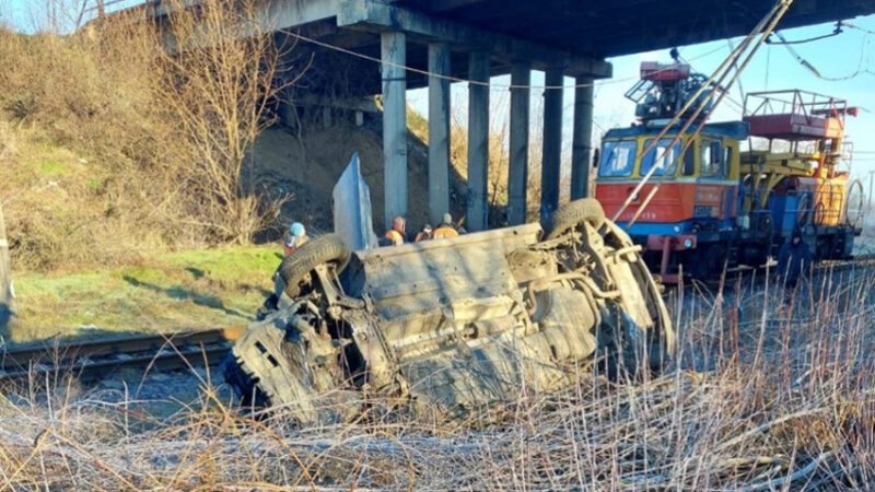 Загоряння газогону: на Дніпропетровщині автівка злетіла з мосту на залізничну колію