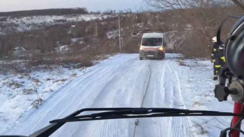 Застрягли на слизькій дорозі: рятувальники Дніпра надали допомогу медичним працівникам