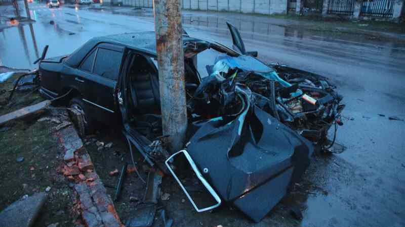 На вулиці Зимових Походів у Дніпрі водій Mercedes влетів в стовп: є постраждалі