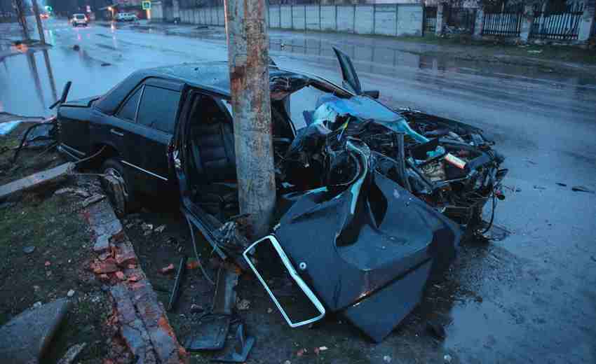 На вулиці Зимових Походів у Дніпрі водій Mercedes влетів в стовп: є постраждалі