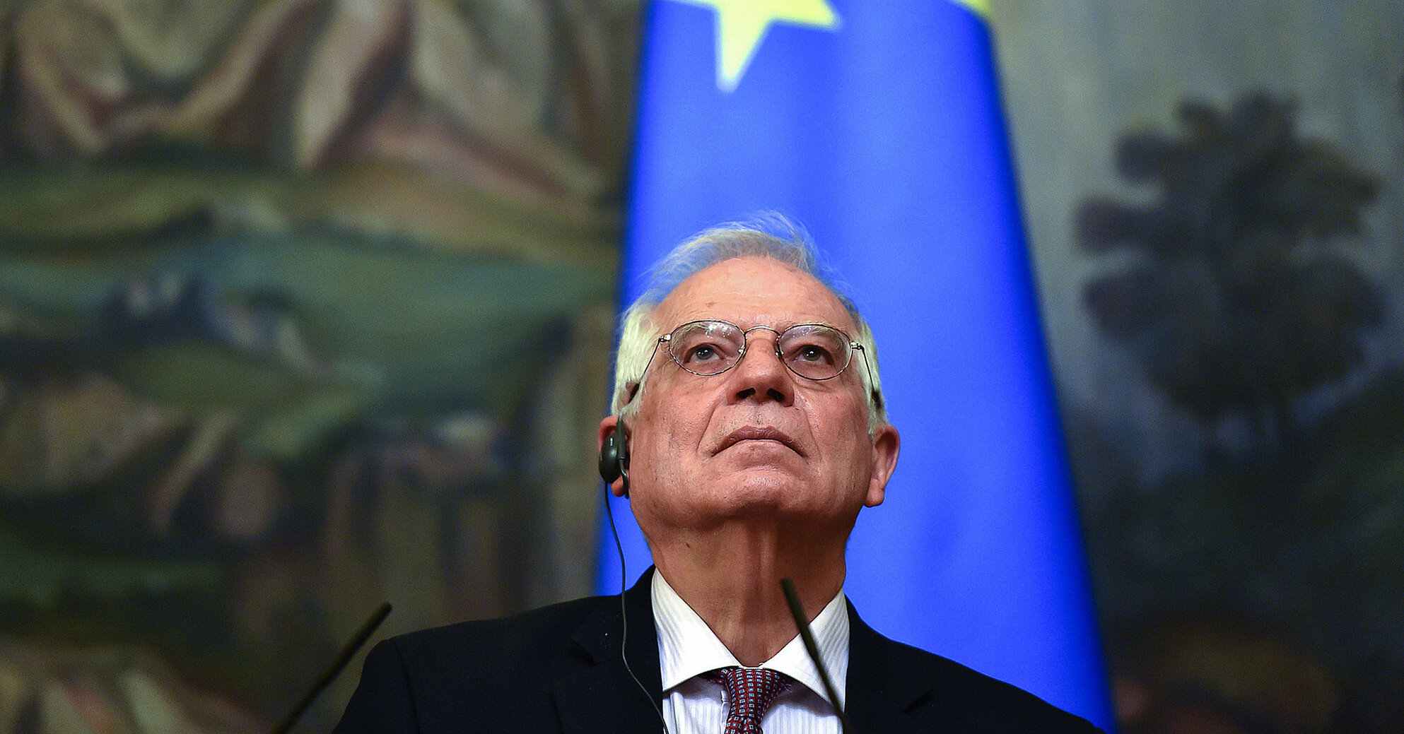 Боррель розповів, як просувається постачання снарядів до України