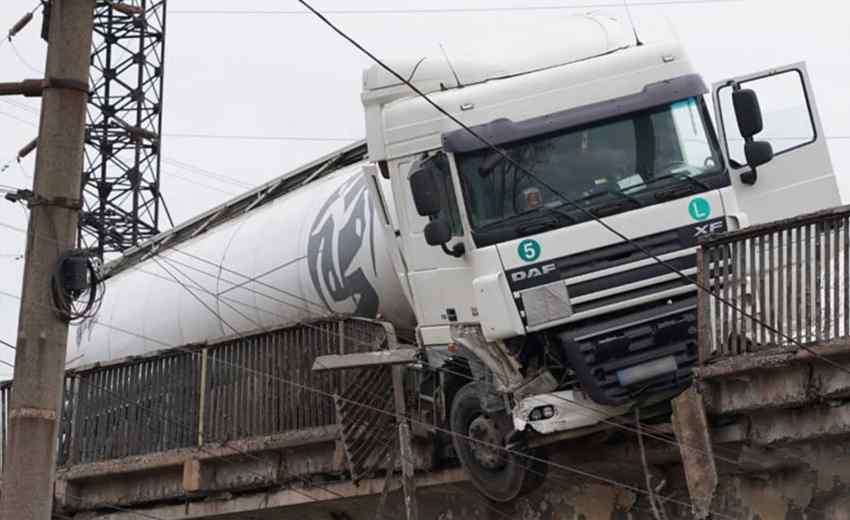 У Кривому Розі вантажівка DAF врізалась у бетонний паркан на мосту: деталі смертельної ДТП