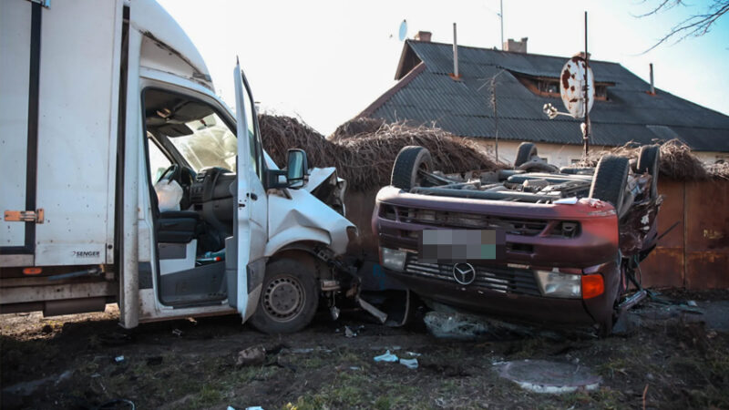 Зіткнувся з вантажівкою, врізався у паркан та перекинувся: подробиці ДТП з постраждалими у Дніпрі