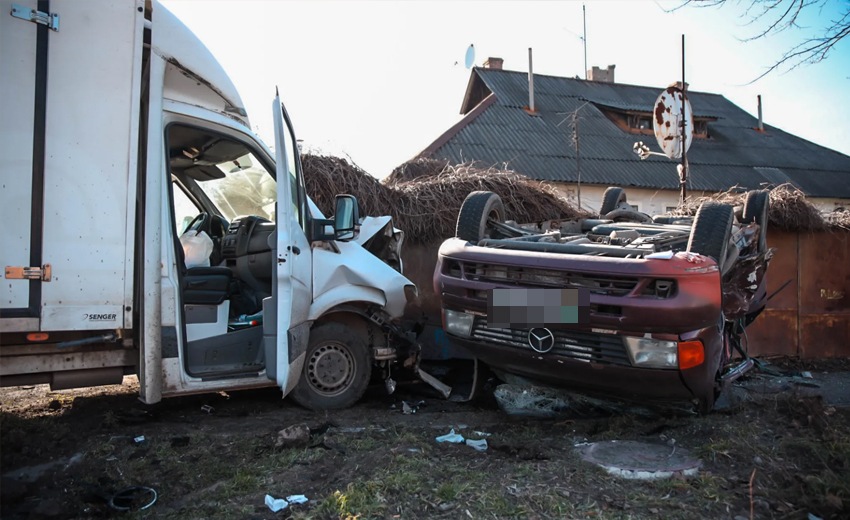 Зіткнувся з вантажівкою, врізався у паркан та перекинувся: подробиці ДТП з постраждалими у Дніпрі