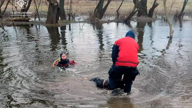 Водолази-рятувальники дістали з водойми тіло юнака у Дніпровському районі