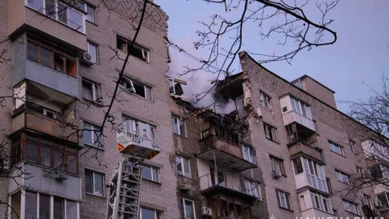 Два поверхи зруйновані вщент, є постраждалі: на місці влучання поліція розгорнула пункт прийому заяв від громадян