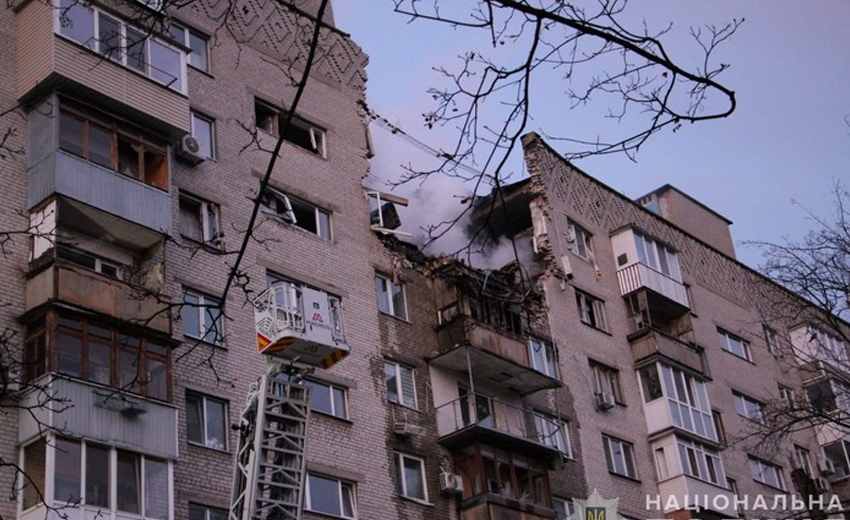 Два поверхи зруйновані вщент, є постраждалі: на місці влучання поліція розгорнула пункт прийому заяв від громадян