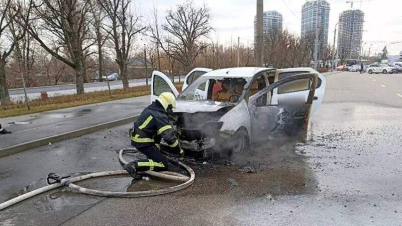 На Набережній Перемоги у Дніпрі на ходу зайнявся легковик: деталі