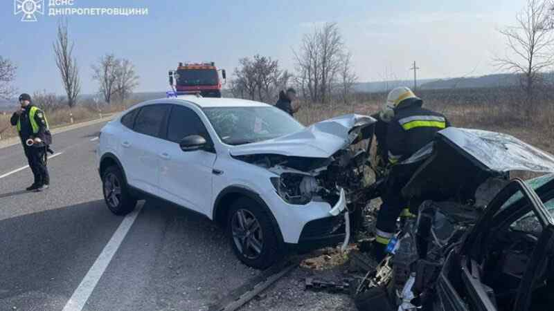 Внаслідок ДТП у Камʼянському районі постраждали 3 людини: деталі