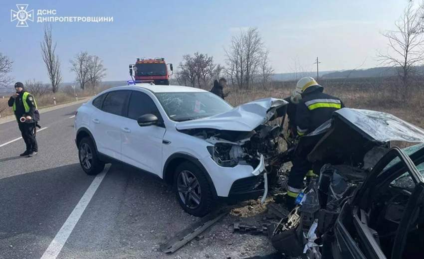 Внаслідок ДТП у Камʼянському районі постраждали 3 людини: деталі