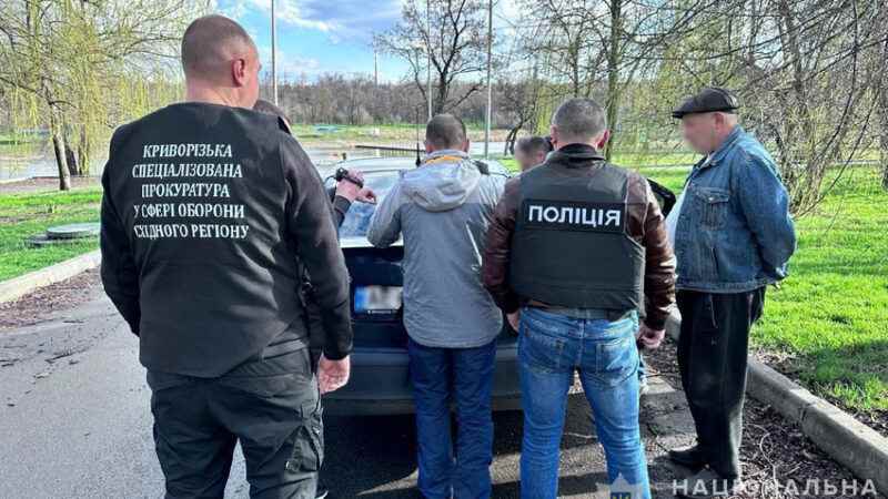 На Дніпропетровщині затримано 45-річного військовослужбовця, який допомагав ухилянтам уникнути мобілізації