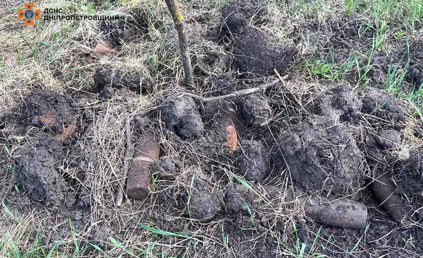 На Дніпропетровщині піротехніки ДСНС знищили 55 застарілих боєприпасів