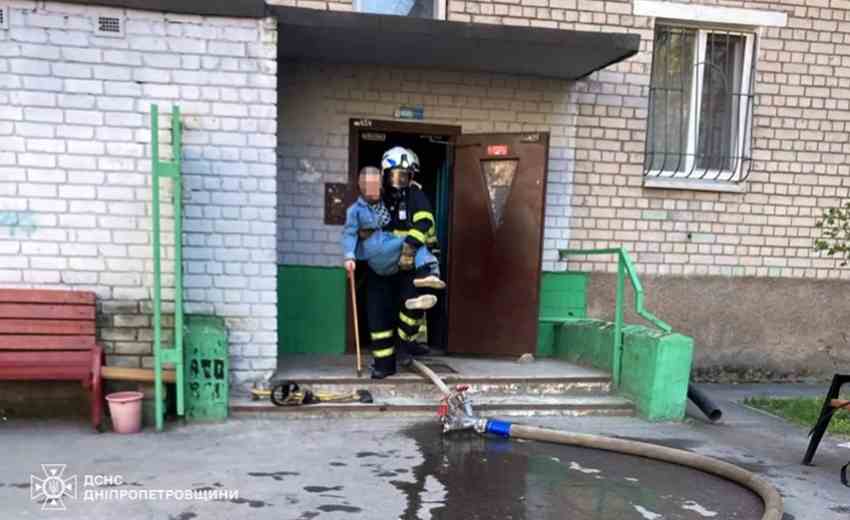 На пожежі у Дніпрі вогнеборці врятували 7 людей, з них 3 дитини: подробиці