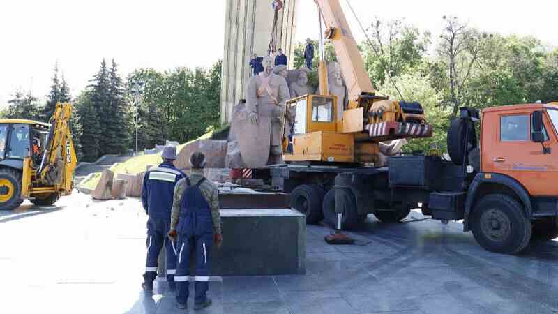 У Києві почали демонтовувати пам’ятник на честь Переяславської ради