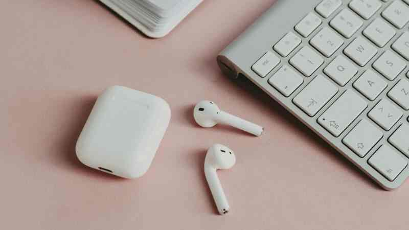 Apple планує випустити дешевшу версію навушників AirPods