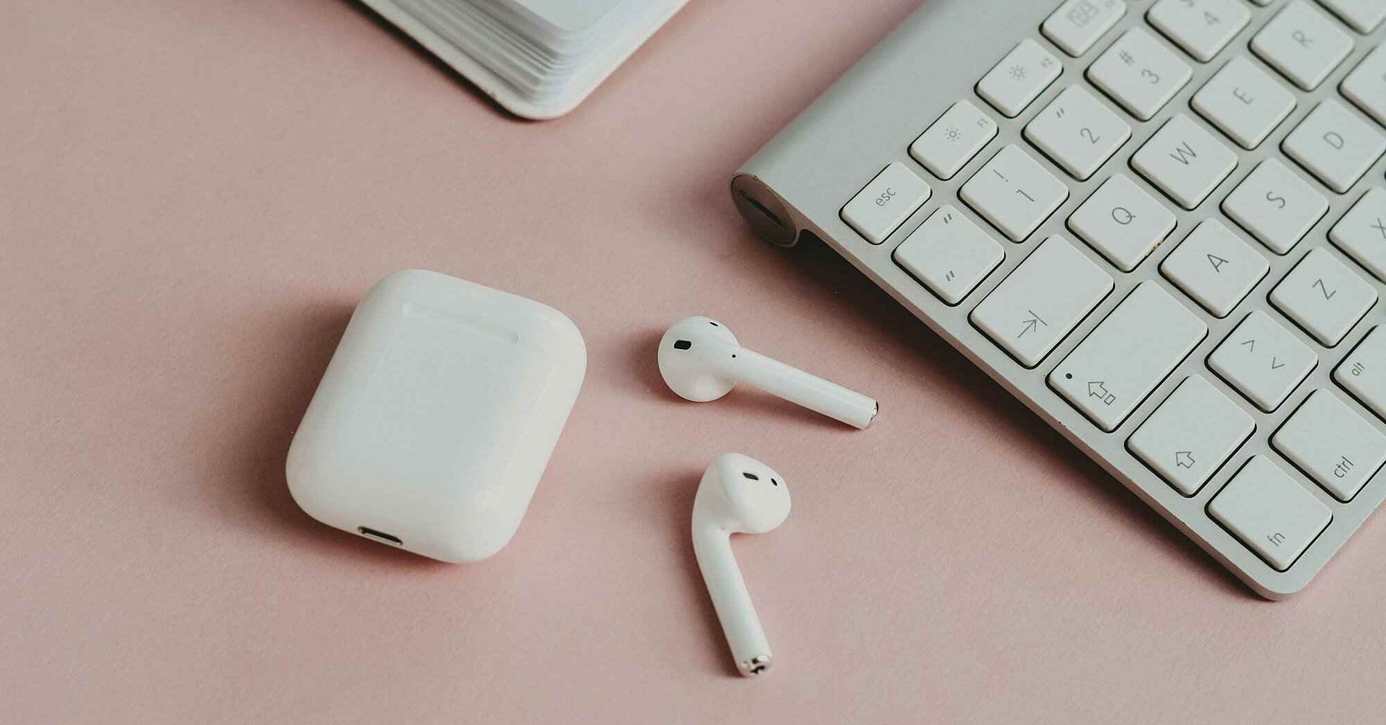 Apple планує випустити дешевшу версію навушників AirPods