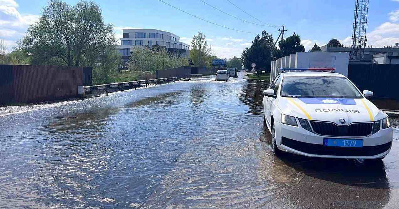 В Київській області стався перелив води через дамбу