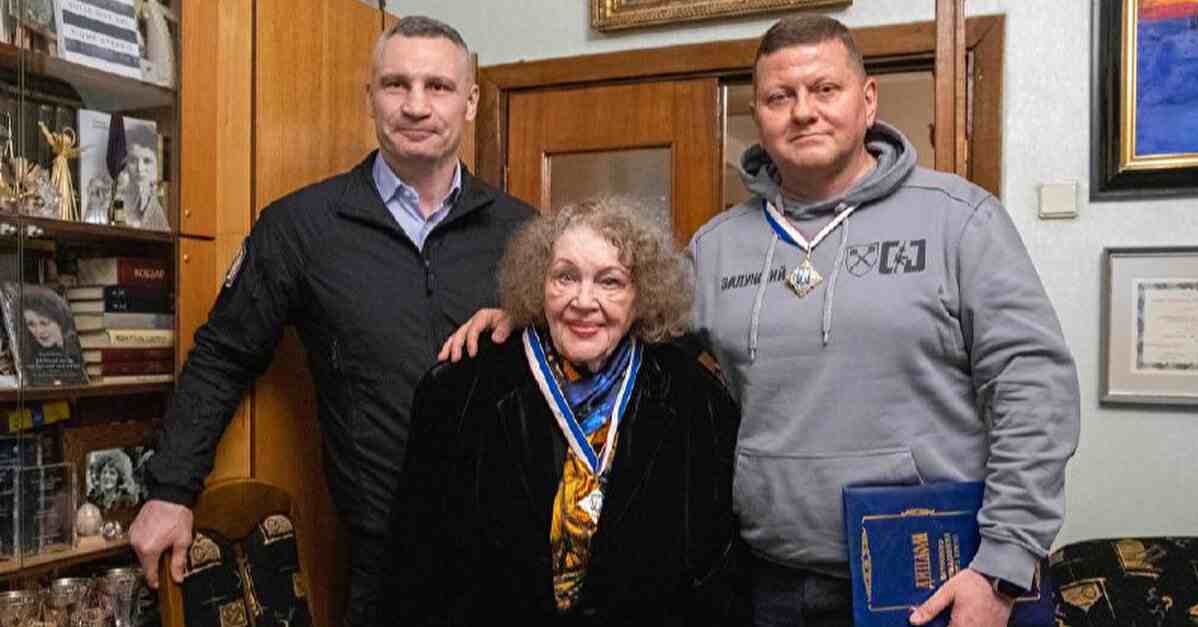 Кличко нагородив званням “Почесний громадянин Києва” Залужного і Ліну Костенко