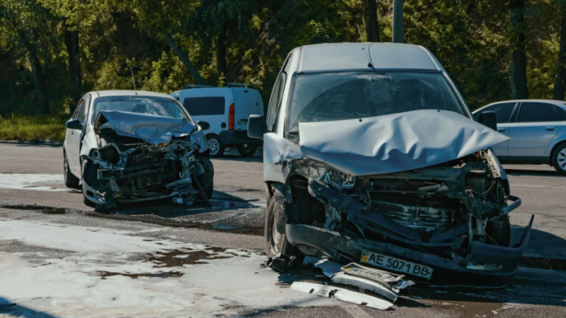 На Січеславській Набережній у Дніпрі зіштовхнулись Peugeot та Chevrolet: подробиці