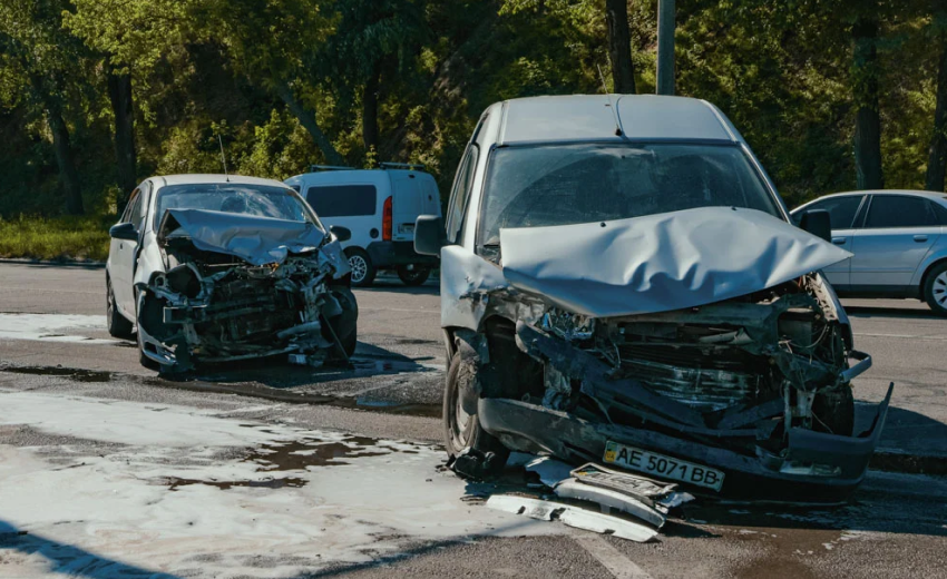 На Січеславській Набережній у Дніпрі зіштовхнулись Peugeot та Chevrolet: подробиці