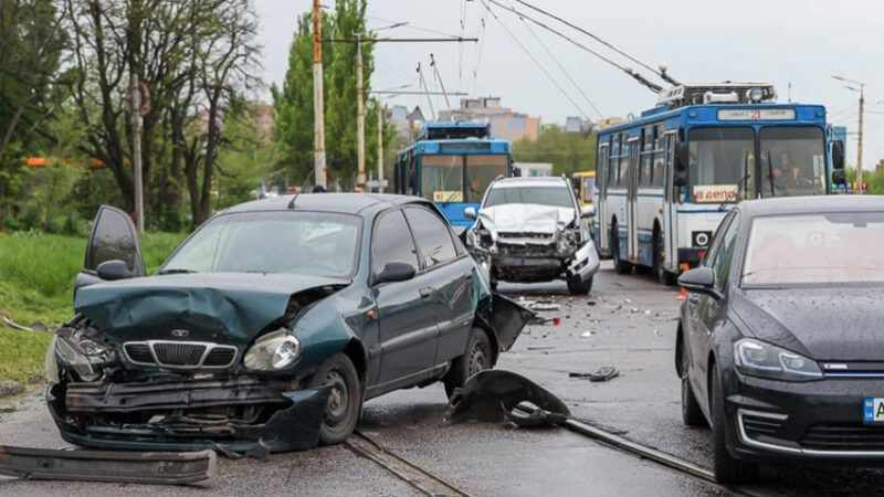 На Запорізькому шосе У Дніпрі зіткнулися Toyota, Daewoo та Volkswagen: деталі потрійної ДТП