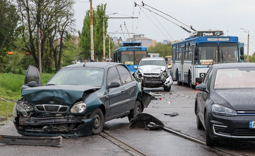 На Запорізькому шосе У Дніпрі зіткнулися Toyota, Daewoo та Volkswagen: деталі потрійної ДТП