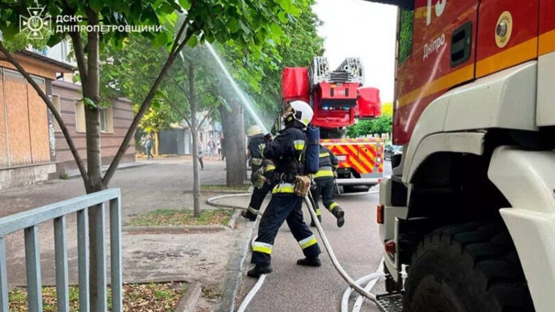 Вогнеборці Дніпра врятували чоловіка з палаючої квартири