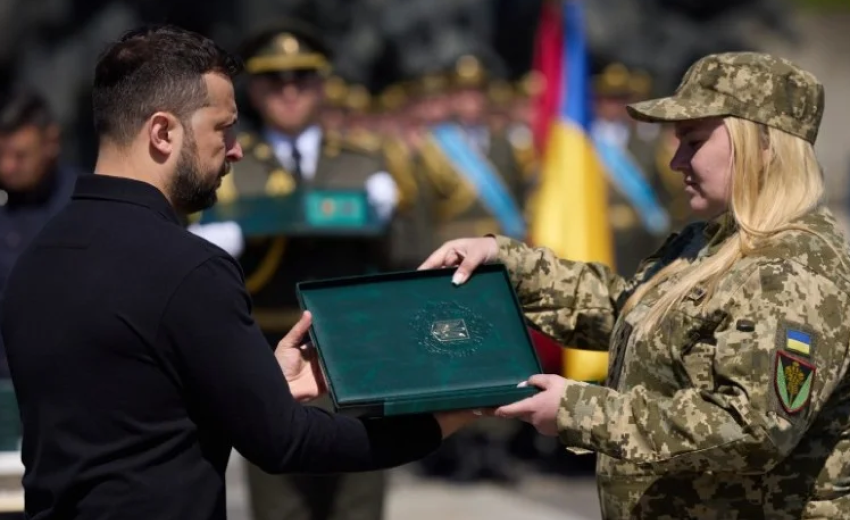 Зеленський нагородив капітана медичної служби Криворізької бригади Катерину Безродню