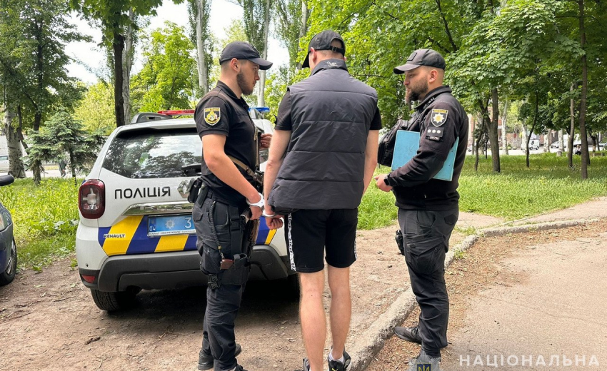 Напав на бабусю у ліфті багатоповерхівки: поліцейські Дніпра затримали 26-річного зловмисника