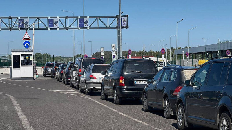 Прикордонники фіксують збільшення потоку машин на виїзд із України