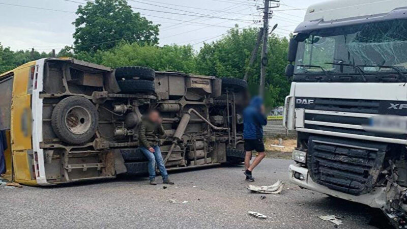 У Вінницькій області зіткнулися автобус та вантажівка: травмовано 11 осіб