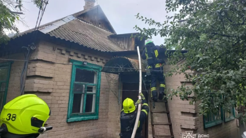 Горіло перекриття будинку та домашнє майно на горищі: У Павлограді вогнеборці приборкали займання приватного будинку