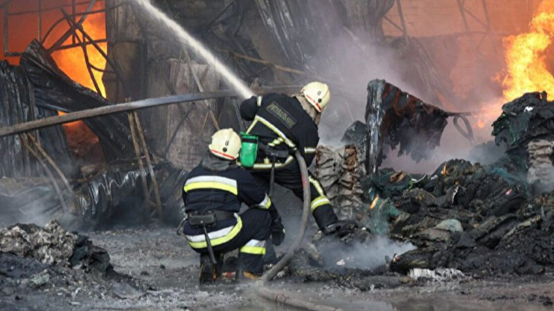 У Харкові масштабна пожежа: вогонь охопив 1800 квадратних метрів