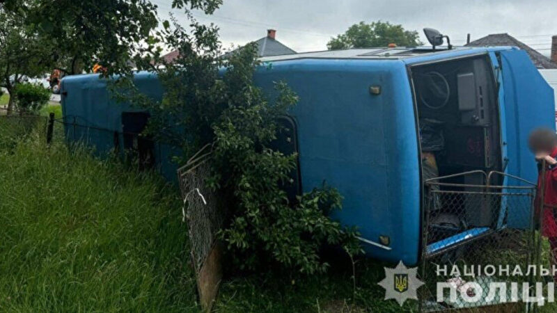 На Закарпатті перекинувся рейсовий автобус: травмовані 11 людей