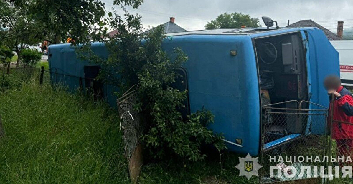 На Закарпатті перекинувся рейсовий автобус: травмовані 11 людей