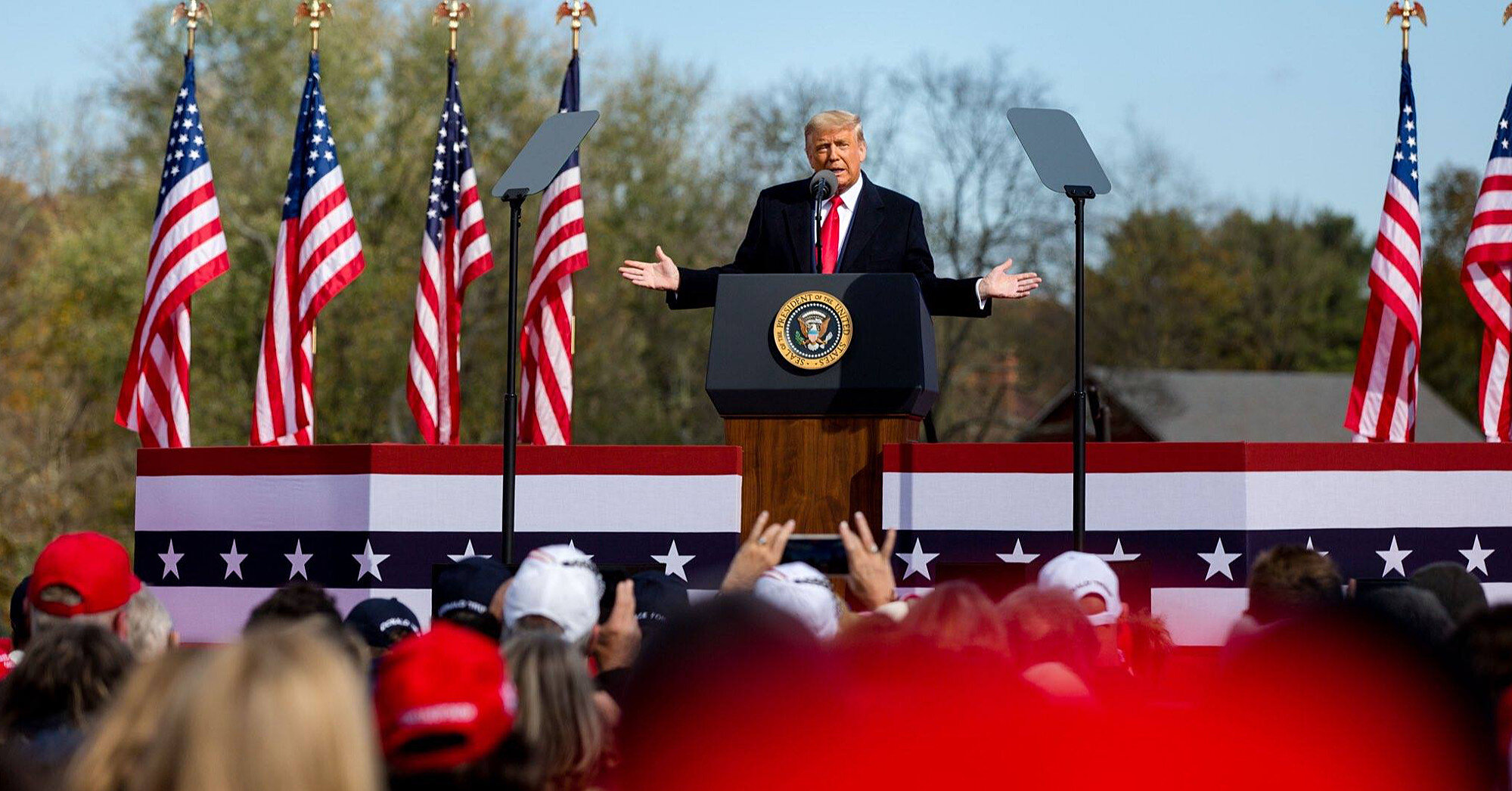 ФБР допускает, что Трампа на митинге могла ранить не пуля