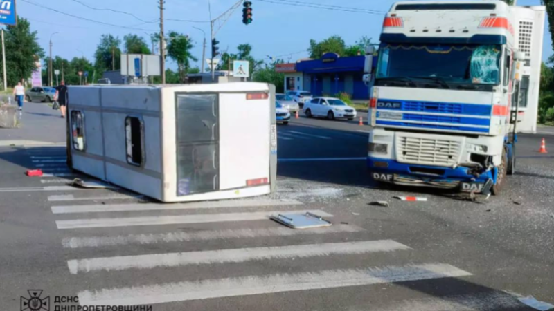 Внаслідок зіткнення вантажівки з автобусом постраждали 21 пасажир та водій: подробиці ранкового ДТП у Кривому Розі