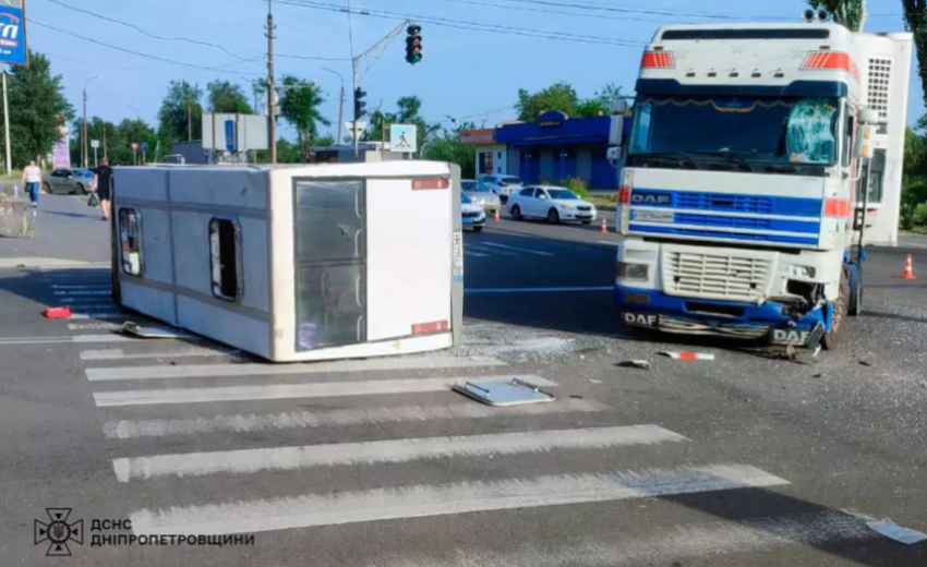 Внаслідок зіткнення вантажівки з автобусом постраждали 21 пасажир та водій: подробиці ранкового ДТП у Кривому Розі