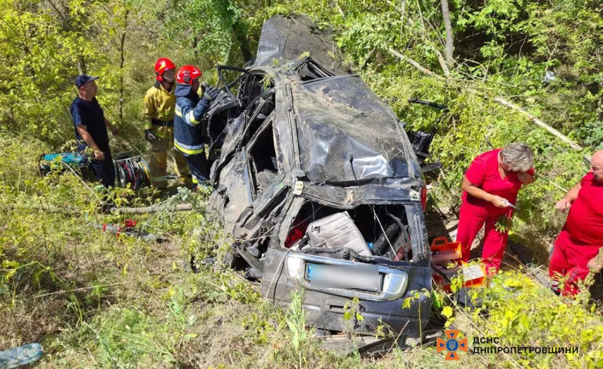 Не впоралась з керуванням: рятувальники Нікопольщини деблокували з авто двох жінок та дівчину