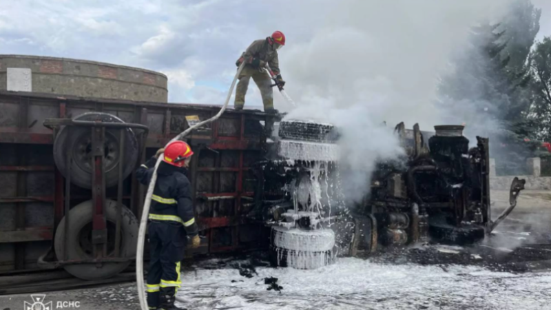 Внаслідок ДТП у Нікопольському районі спалахнула вантажівка: постраждав 26-річний чоловік