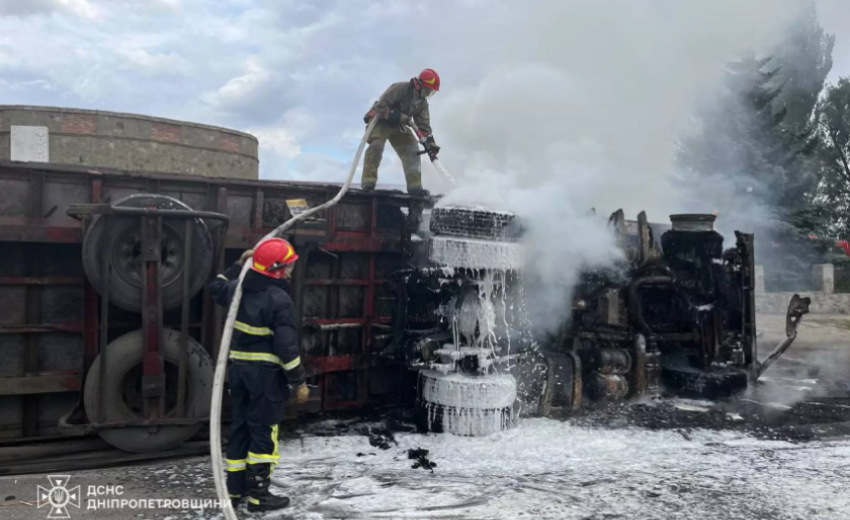 Внаслідок ДТП у Нікопольському районі спалахнула вантажівка: постраждав 26-річний чоловік