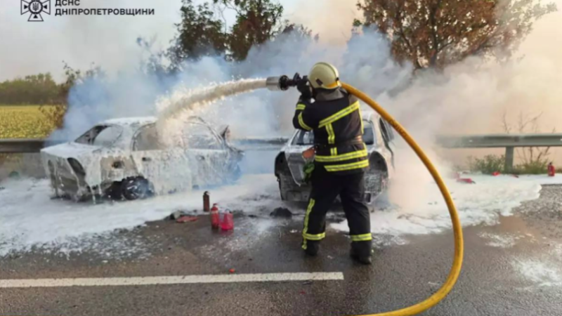 Вогнеборці Синельниківщини ліквідували займання автомобілів, які стали учасниками смертельної ДТП