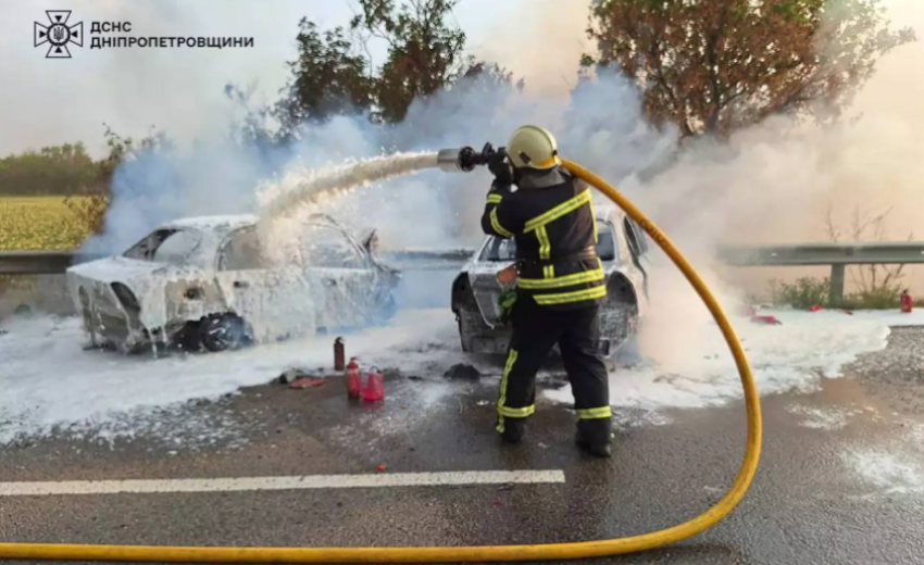 Вогнеборці Синельниківщини ліквідували займання автомобілів, які стали учасниками смертельної ДТП